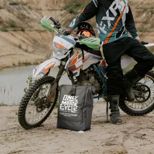 METZELER GUMIABRONCS CSOMAG (3776600/25) 4X140/80-18 MCE 6 DAYS EXTREME FIM SOFT TT 70M M+S M/C HÁTSÓ DOT 2025 + METZELER HÁTIZSÁK