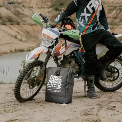   METZELER GUMIABRONCS CSOMAG (3864900/25) 4X140/80-18 MCE 6 DAYS EXTREME FIM SUPER SOFT 70M TT M+S HÁTSÓ DOT 2025 + METZELER HÁTIZSÁK