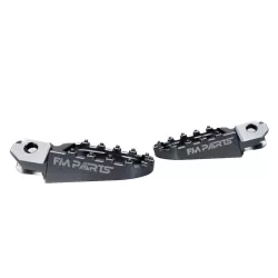 Fm-Parts alumínium eltolt lábtartó KTM/HSQ/GG 2024-2026