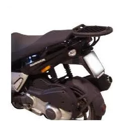   KAPPA HÁTSÓ DOBOZTARTÓ KONZOL GILERA RUNNER 50/125/200 (06-15) (PLATNI NÉLKÜL)