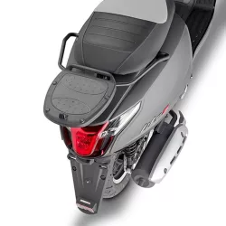   KAPPA KÖZPONTI DOBOZTARTÓ KONZOL KYMCO LIKE 50/125/150 '17-'21 LIKE SPORT 125 '22-'25 ( PLATNI NÉLKÜL )