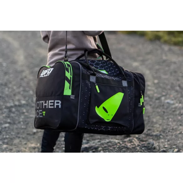 Ufo players's equipment utazótáska -fekete színben